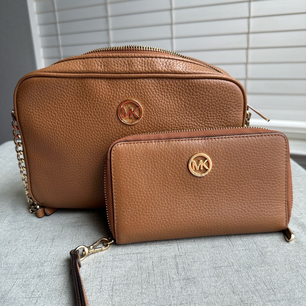 Michael Kors Leather Jet Set East West Crossbody / Wallet included